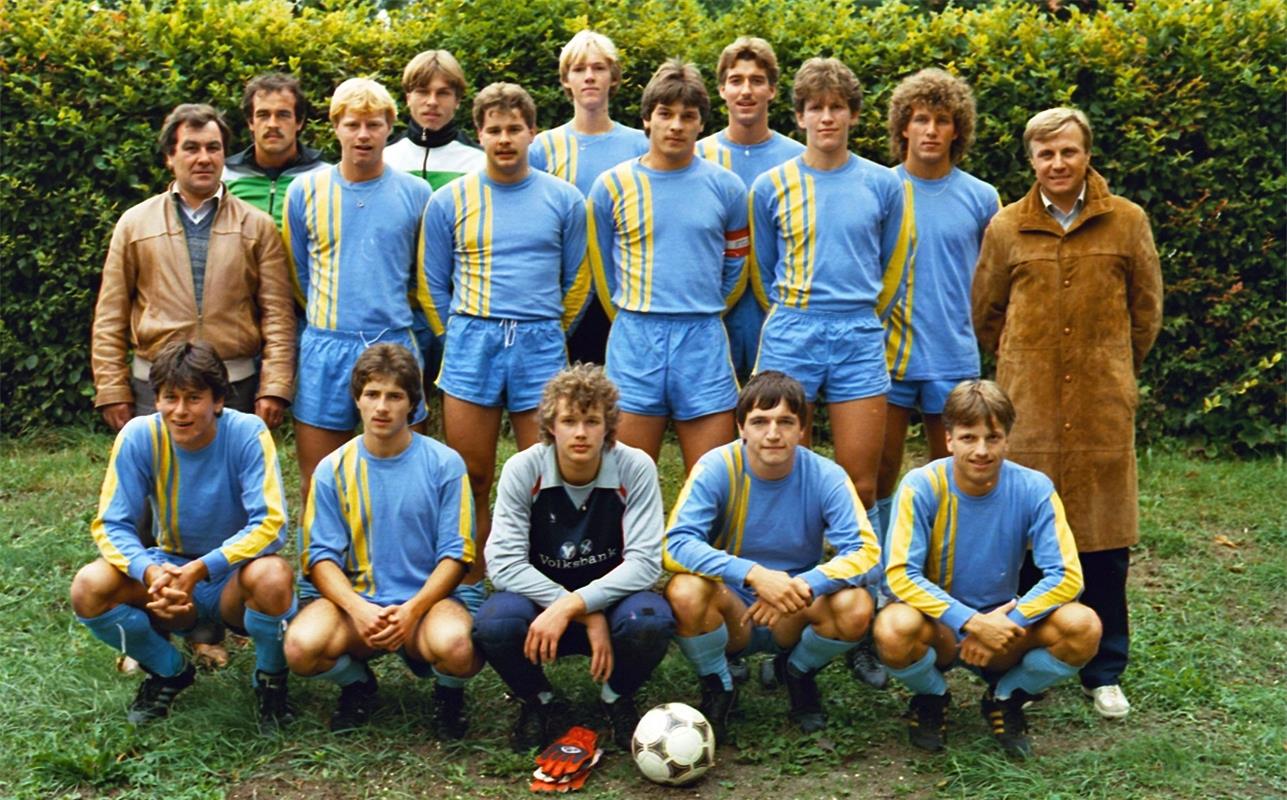 Erste Mannschaft Mitte der 80er Jahre mit Trainer Hans Gries (rechts hinten) Fot...