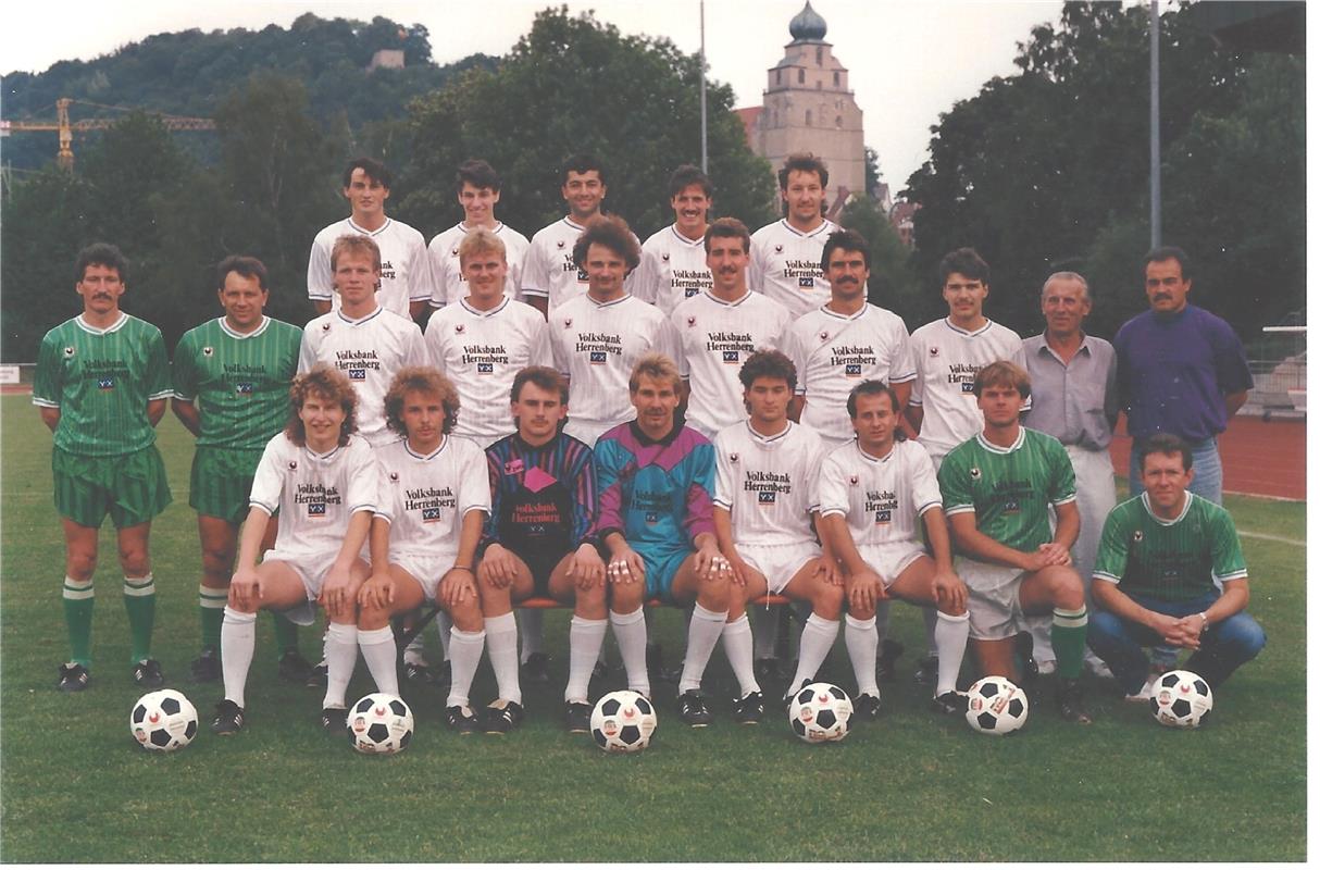 Erste Mannschaft Verbandsliga 1990/91 mit Trainer Wolfgang Haug (ganz links, ste...