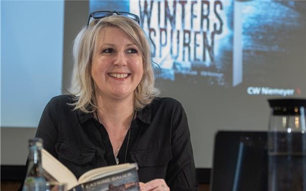 Erster Krimi, erste Lesung überhaupt: Die Rottenburger Autorin Catrine Bauer in der Herrenberger Stadtbibliothek. GB-Foto: Vecsey