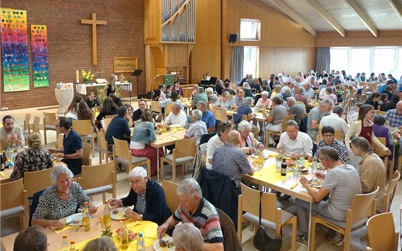 Erstes Gemeindefest der neuen Kirchengemeinde: In Öschelbronn lassen es sich die Gäste schmecken.GB-Foto: Straub