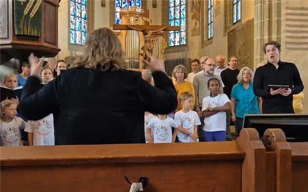 Erwachsene und Kinder sangen gemeinsam. GB-Foto: gb