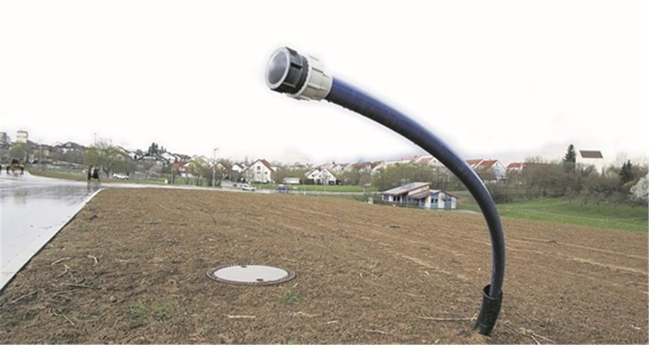 Bodenqualität von Äckern lässt sich verbessern Erweiterung des Gewerbegebiets Zehntscheuer in Bondorf: Verwertbarer Boden, der bei der öffentlichen Erschließung anfiel, wird auf Ackerflächen ausgebracht GB-Fotos: gb