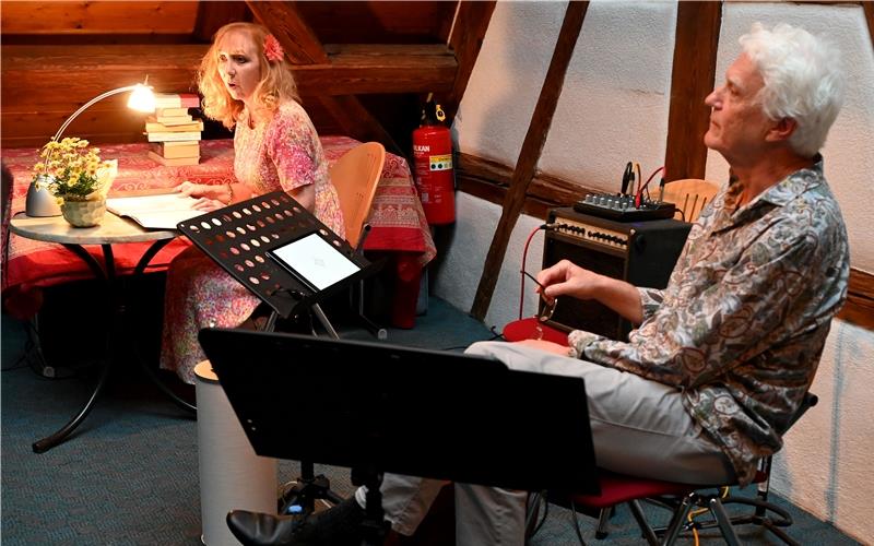 „Erzähl mir vom Süden“: Marianne Schmid-Römer und Thomas Rose in der Oberjettinger Zehntscheuer. GB-Foto: Holom