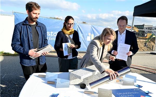 Es bestücken die Zeitkapsel: (von links) Architekt Paul Gemmeke, Baubürgermeisterin Susanne Schreiber, Bianca Reinhardt Weith (Geschäftsführerin von Instone) und Oberbürgermeister Nico Reith. GB-Foto: Holom