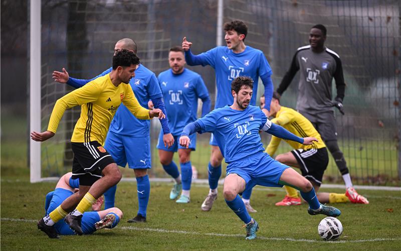 Es brennt lichterloh im Strafraum der SG Altingen/Entringen: In dieser Szene versucht SG-Kapitän Marc-Raphael Hornung (rechts) vor dem heranstürmenden Aris Khan (SV 03 Tübingen) zu klären. GB-Foto: Markus Ulmer