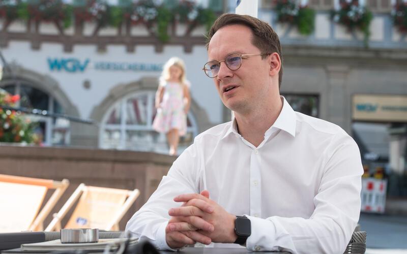 Es folgt nach einem heißen Sommer auch eine heißer Herbst – kommunalpolitisch: Herrenbergs Oberbürgermeister Nico Reith auf dem Marktplatz beim „Gäubote“-Sommerinterview.GB-Foto: Schmidt