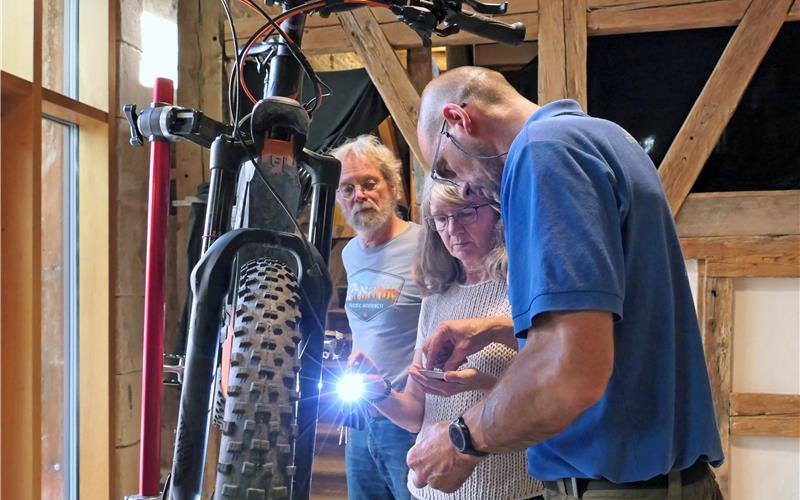 „Es geht nicht ausschließlich ums Reparieren, sondern auch um Geselligkeit und Spaß“ , sagt Repaircafé-Gründer Wolfram Mollenkopf (hinten links). GB-Foto: Gokeler