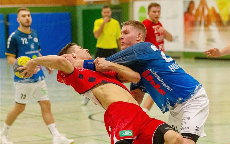 SG H2Ku geht mit viel Zuversicht in die Pause Es ging zur Sache im Abstiegskampf: Hier stoppt Neckarsulms Felix Hofacker den Herrenberger Maximilian Bröhl aufrelativ rustikale Art und Weise Foto: Eibner/Drofitsch