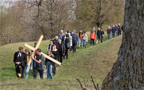 Es hat Tradition in Reusten: Von der Kelterkirche aus wird Jahr für Jahr am Karfreitag in einer Prozession ein Holzkreuz auf den Kirchberg getragen.GB-Foto (Archiv): Vecsey