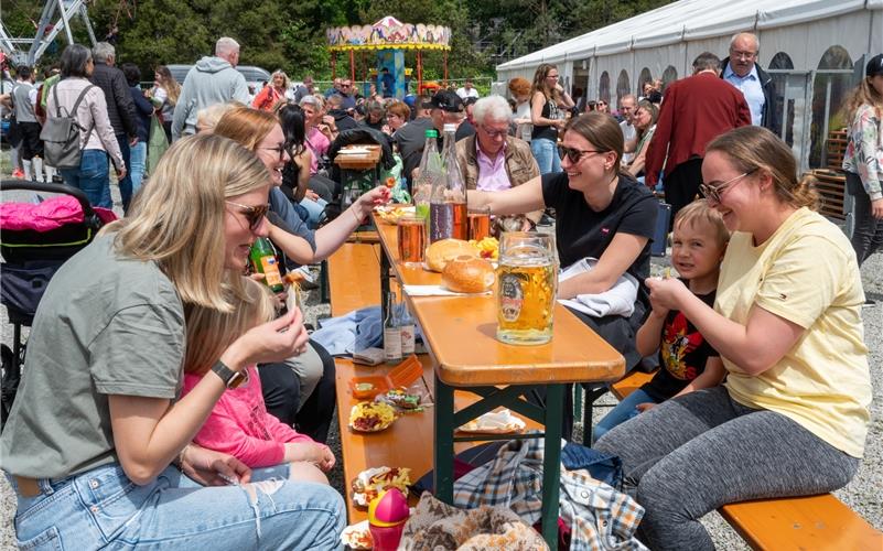 Es herrscht Volksfeststimmung: Die Gäste beim Vatertagsfest sind in bester Feierlaune. GB-Foto: Vecsey