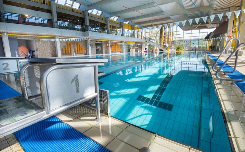 Es ist bekannt: Das Hallenbad ist endlich. Der Gemeinderat spricht sich (fast) geschlossen für seine Erhaltung aus. GB-Foto: Vecsey