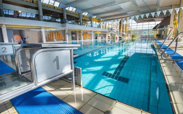 Es ist bekannt: Das Hallenbad ist endlich. Der Gemeinderat spricht sich (fast) geschlossen für seine Erhaltung aus. GB-Foto: Vecsey