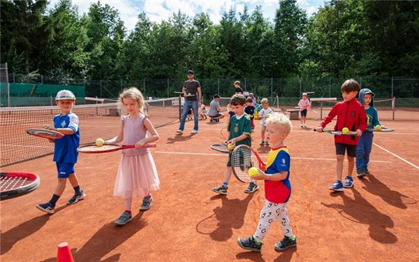 Es ist gar nicht so einfach, den Ball sicher auf dem Schläger zu balancieren. GB-Foto: Nüßle