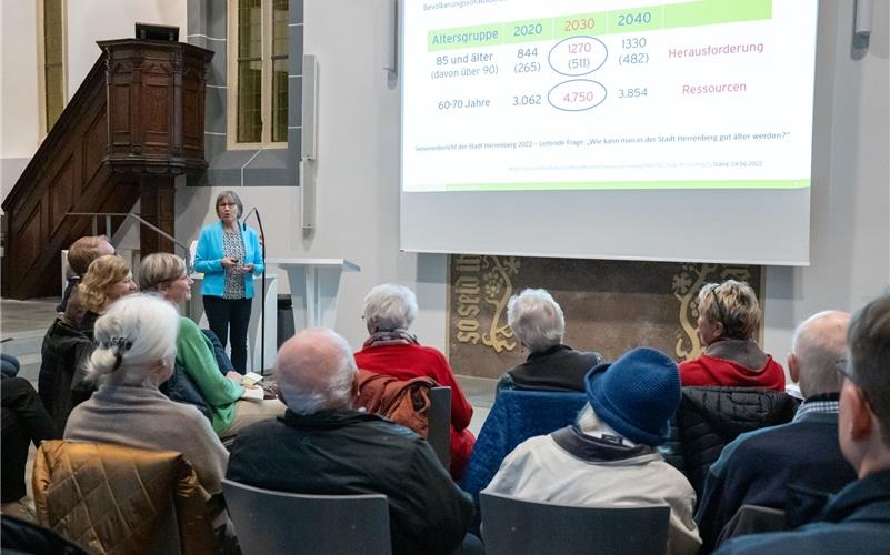 „Es kommen auch viele ganz einsame Menschen zu mir“, schilderte Andrea Buck, Leiterin der iav-Stelle, in der Spitalkirche den Anwesenden bei der Projektvorstellung. GB-Foto: Vecsey
