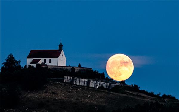 Es scheint, als rolle der Vollmond den Abhang der Wurmlinger Kapelle hinunter(gesehen in Pfäffingen von Ingrid Andor aus Gäufelden)
