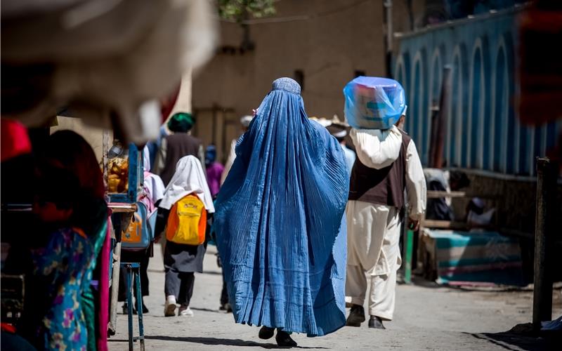 Es sieht aus, als würden die Menschen in Kabul ganz normal dem Alltag nachgehen? Das Bild trügt. Seit die Taliban zurück sind, hat sich das Leben in Afghanistan grundlegend verändert. GB-Foto: gb/279photo - stock.adobe.com