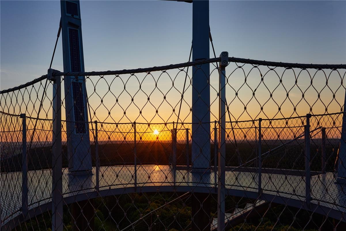 Es tagt der Sonnenmorgenstrahl am Schönbuchturm.  Von Anne Biedermann aus Herren...