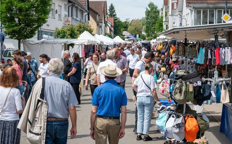 Etliche Besucher tummeln sich beim Krämermarkt in den Gassen. GB-Foto: Vecsey