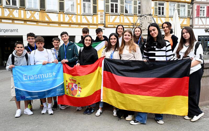 Europäisches Flair verbreiteten die spanischen (links im Bild) und französischen Schüler in der Gäustadt. GB-Fotos: Holom