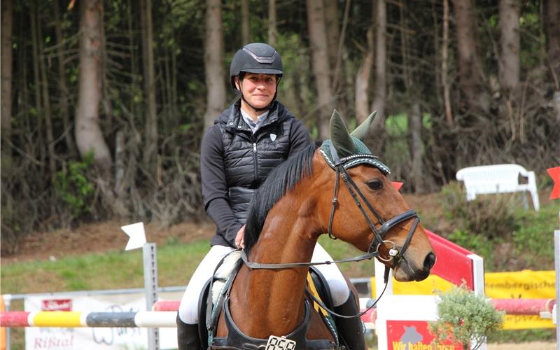 Ein feines Händchen für Junghengste Eva-Maria Lühr geht respektvoll mit ihren Schützlingen um GB-Foto (Archiv): Häusler