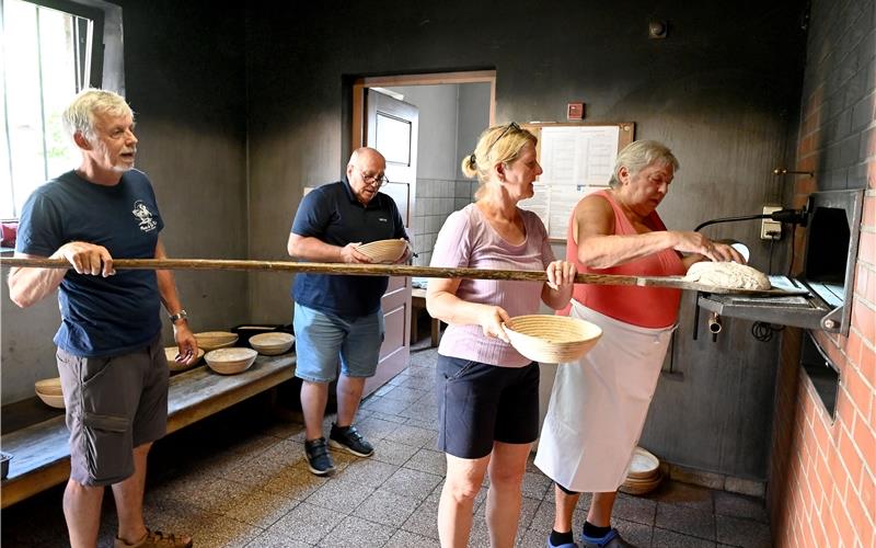 Eveline Kohler (rechts) führt ins Backen im Backhaus ein.GB-Foto: Holom