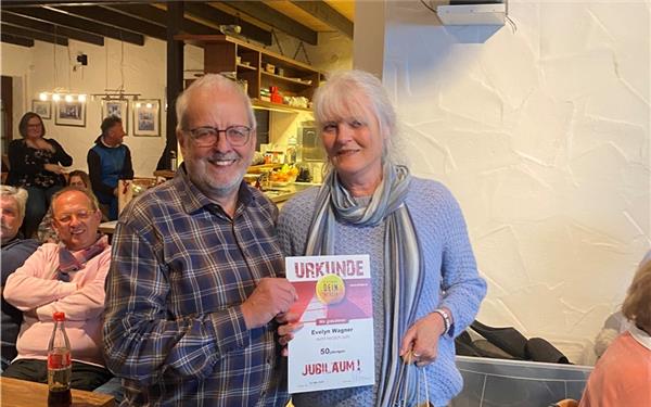 Evelyn Wagner wurde von Kurt Kalmbach für 50 Jahre im TCJ geehrt. GB-Foto: gb