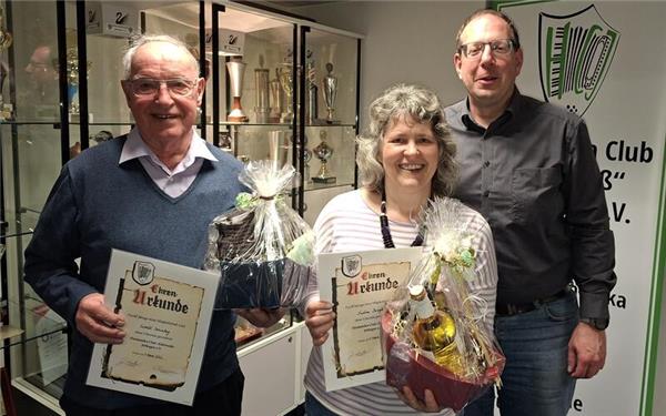 Ewald Sonntag (links) und Andrea Dengler sind seit 50 Jahren im Harmonika-Club aktiv – und wurden von Jochen Wacker hierfür geehrt. GB-Foto: Baum