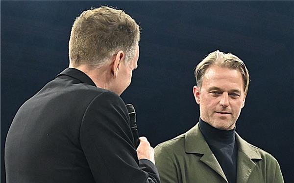 Ex-Fußball-Nationaltorwart Timo Hildebrand (rechts) im Interview mit Ringsprecher Ingo Rohrbach. GB-Foto: Reichert
