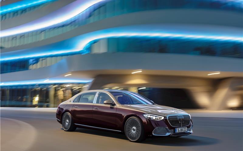 Komfortable Liegefläche im Fond Exklusiv und hochwertig: Die Mercedes-Maybach S-Klasse – hier in rubelitrot/kalaharigold
