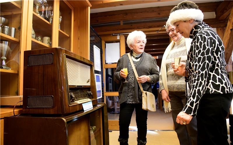 Exponate veranschaulichen in der Zehntscheuer Deckenpfronn im Rahmen einer Sonderausstellung die 100-jährige Geschichte desRadios hierzulande. GB-Foto: Holom