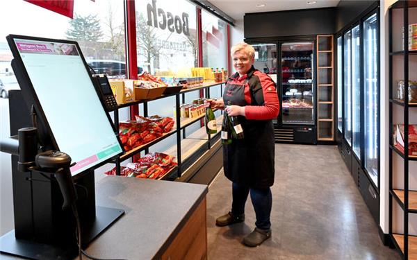 Fabienne Bosch bestückt die Regale im neuen SB-Bereich in Kuppingen. Vorne links ist die Kasse zu sehen, an der die Kunden ihre Waren selbst scannen und bezahlen können. GB-Foto: Holom