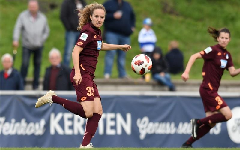 Hoffenheimer Höhenflug lädt zum Träumen ein Fabienne Dongus (hier in einem Spiel gegen den MSV Duisburg im April) muss sich heute einer Operation am rechten Knie unterziehen GB-Foto: Thienel/Eibner
