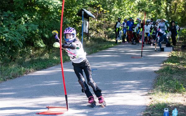 Fabienne Hektor stürzt sich mit vollem Risiko die Abfahrt hinunter. GB-Foto: Schmidt