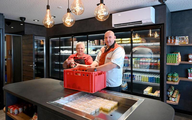 Fabienne und Dennis Bosch – die dritte Generation des Meisterbetriebs – räumen die Selbstbedienungsabteilung ein. Der SBBereich ist täglich von 5 bis 23 Uhr zugänglich. GB-Foto: Holom