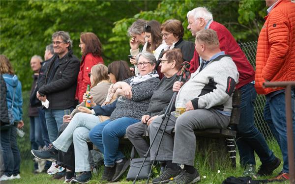 Fachpublikum beim Fußball (gesehen in Kayh) GB-Foto: Schmidt
