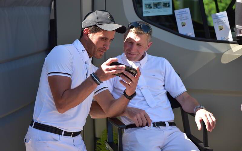 Fachsimpeleien am Rande des Turniergeschehens: Mogheeth Alshehab (links mit Smartphone/RFV Herrenberg) und sein guter Springreiter-Kumpel, der frühere Gültsteiner Timo Beck vom RSC Salzstetten. GB-Foto: Häusler
