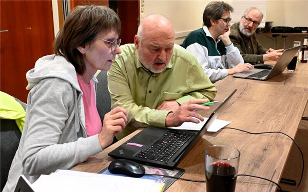 Fachsimpeln beim Linux-Stammtisch: Organisator Matthias Müller (Zweiter von links) ist seit über 20 Jahren mit dabei.GB-Foto: Holom