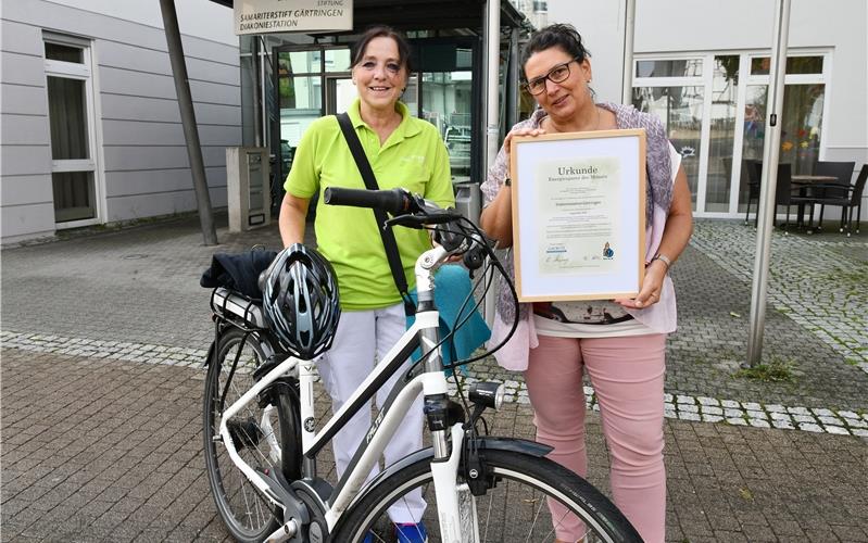 Sportlich und umweltfreundlich von Haus zu Haus Fahren gerne E-Bike: Kornelia Ehrlich (links) und Einsatzleiterin Silke BlindenhöferGB-Foto: Holom
