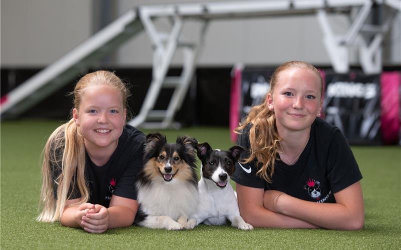 Fahren zur Weltmeisterschaft nach Finnland: Lou-Carlotta Strohäker (links) mit ihrem Hund Chilli chillig und Zoe Strohäker mit Ella. GB-Foto: Vecsey