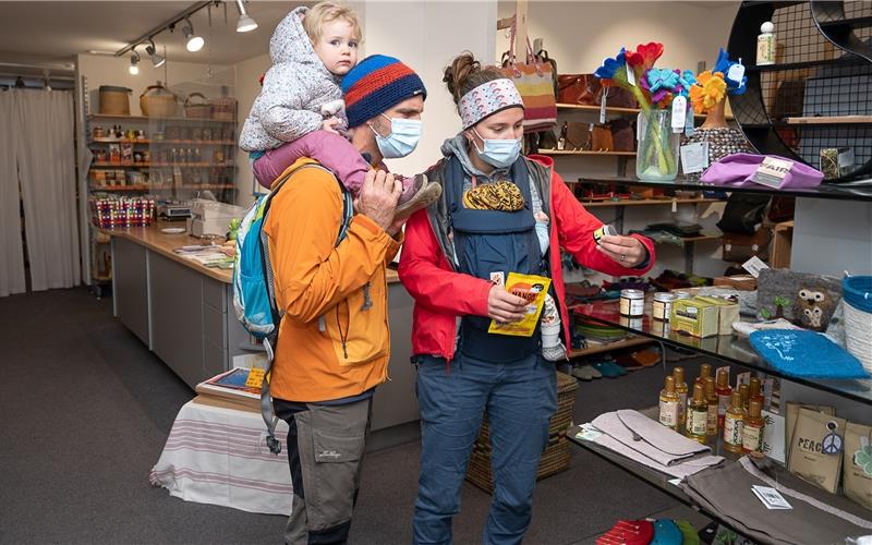 Fairer Handel hat sich der Verein „Partnerschaft Ditte Welt“ auf die Fahnen geschrieben – auch in seinem neuen Laden am Herrenberger Marktplatz. GB-Foto: Schmidt