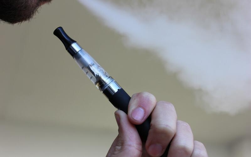 Falsch entsorgte Vapes können im Müllfahrzeug Brände auslösen. GB-Foto: gb