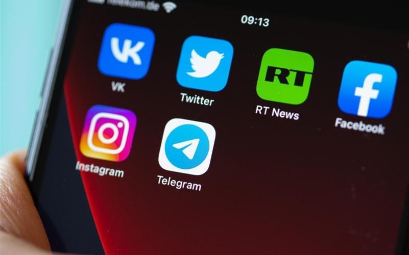 Falschbehauptungen im Zusammenhang mit dem russischen Angriffskrieg in der Ukraine gibt es in den sozialen Netzwerken inzwischen zuhauf. Foto: Fernando Gutierrez-Juarez/dpa-Zentralbild/dpa