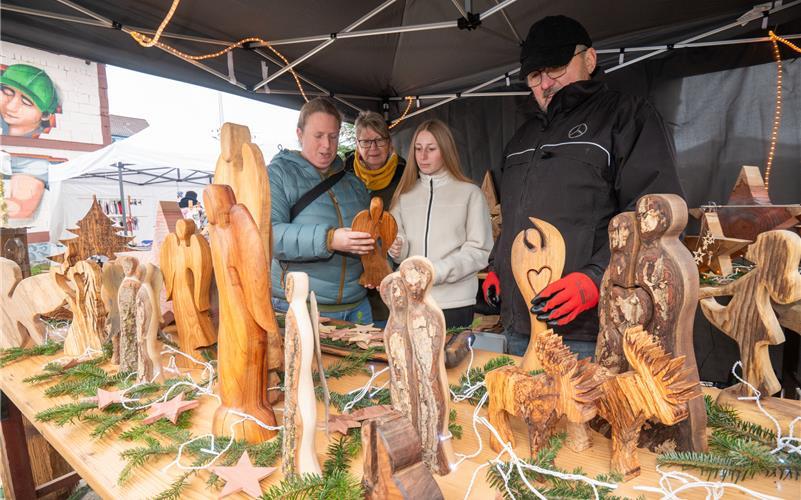 Familie Kienzlen und Traugott Dold boten allerlei Holzfiguren an. GB-Foto: Vecsey