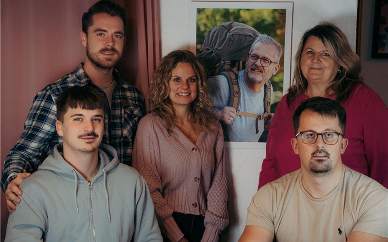 Familie Koch macht einmal im Jahr ein gemeinsames Bild – dieses Jahr erstmals ohne Matthias Koch. Zu sehen sind Tochter Helen mit ihrem Mann Lukas, im Vordergrund die beiden Söhne Silas (links) und Tobias, und rechts Susanne Koch. GB-Foto: gb