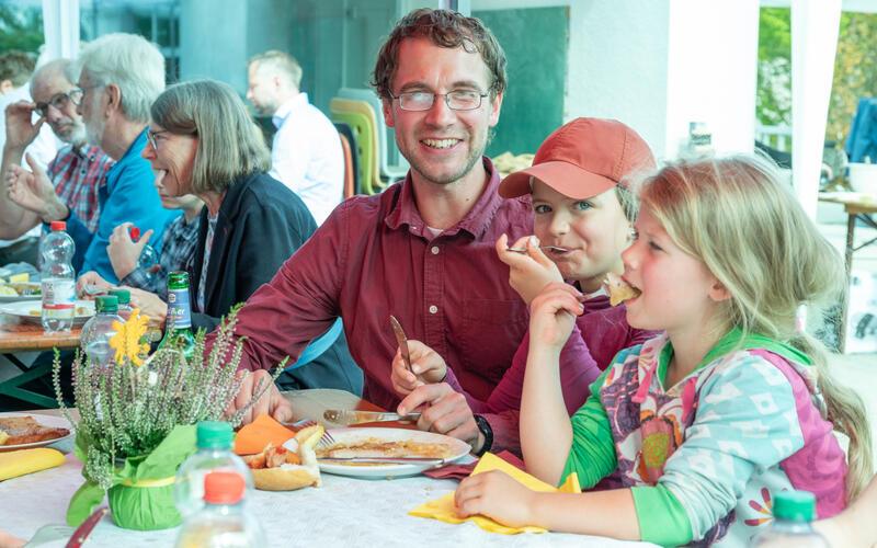 Familie Lamparter teilt sich hier einen Teller. GB-Foto: Vecsey
