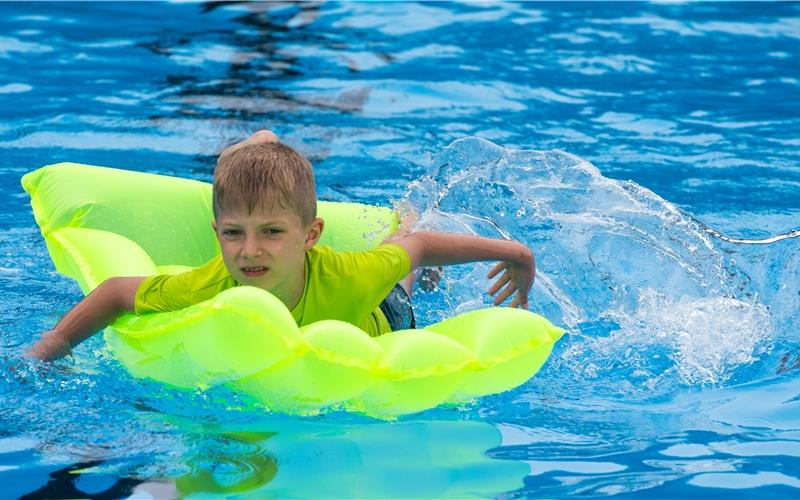Familientag lockt Hunderte kleine und große Besucher ins Freibad