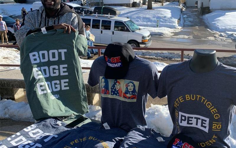 Fanartikel: T-Shirts mit dem Aufdruck „Boot-Edge-Edge“, was der englischen Aussprache des ungewöhnlichen Nachnamens Buttigieg nahekommt. Foto: Can Merey/dpa