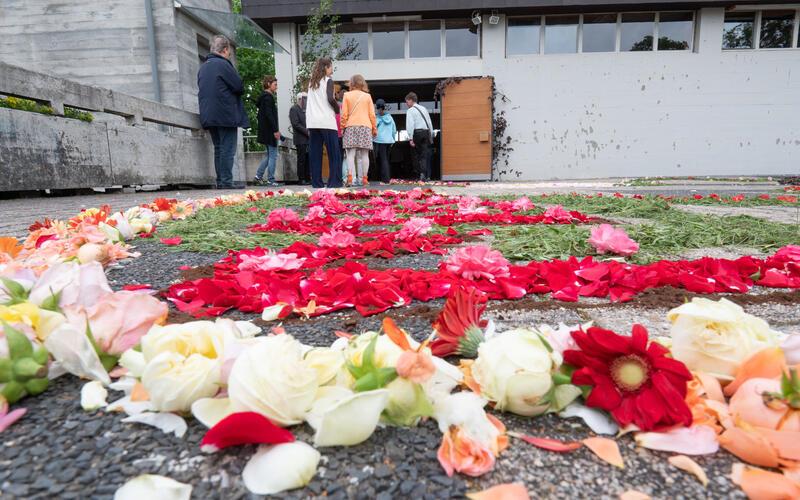 Farbenprächtig: Der Blumenteppich zu Fronleichnam vor der katholischen Martinskirche.GB-Foto: Vecsey