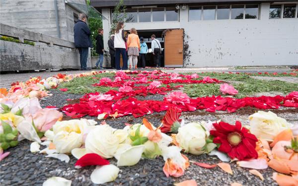 Farbenprächtig: Der Blumenteppich zu Fronleichnam vor der katholischen Martinskirche.GB-Foto: Vecsey