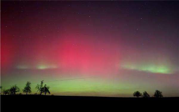 Farbiges Himmelsschauspiel mit Polarlichtern (fotografiert von Dr. Ingmar Silberbaur in Oberjesingen)